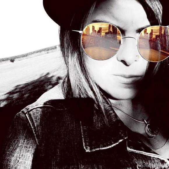 Meet your Posher, Katie - Picture 1 of 1